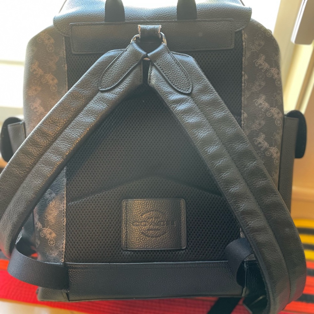This coach bag is in very good condition I used it for 1 year of school - Picture 7 of 9